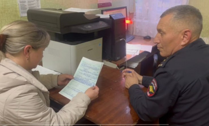 В Чувашии оштрафовали женщину, которая выскочила под колеса патруля, чтобы помочь уйти водителю мопеда