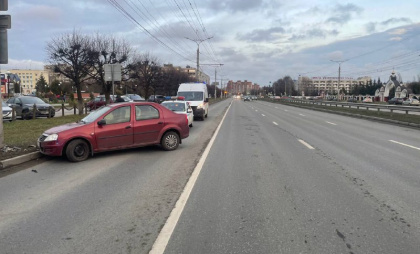 В Чебоксарах Renault Logan въехал в столб: водителю могло стать плохо