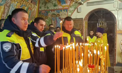 Сотрудники ГАИ зажгли свечи в память о погибших в ДТП