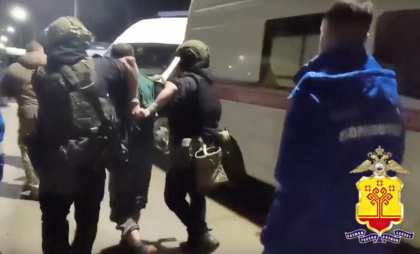 В Чебоксарах вооруженный ножом парень заперся в квартире и удерживал женщину с ребенком