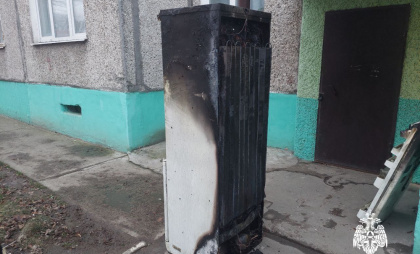 В Чебоксарах загоревшийся холодильник спалил квартиру: хозяйку и ее соседей пришлось эвакуировать