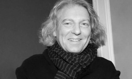 Скоропостижно скончался  журналист, режиссер и соведущий шоу "Вечерний Ургант"