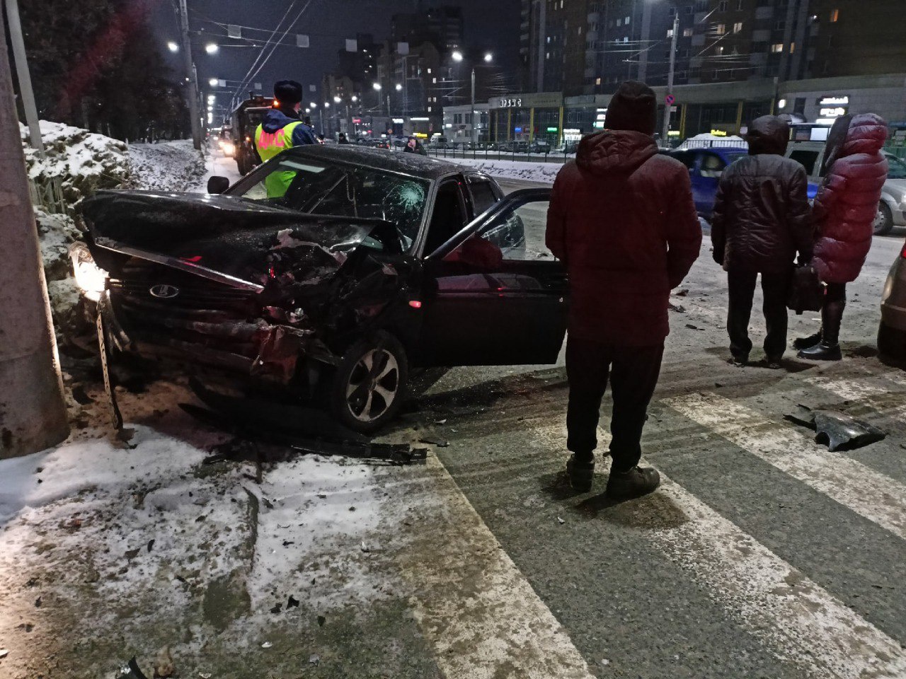 В Чебоксарах "Приора" влетела в иномарку: пострадала 17-летняя девушка