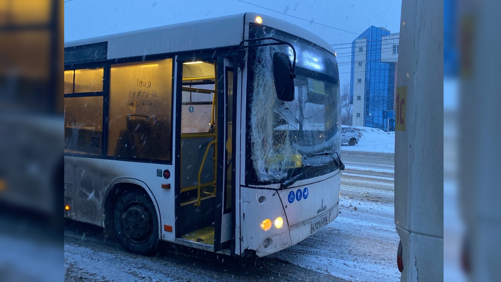 В Чебоксарах в автобус полный пассажирами врезался другой автобус: "Слышен был только мат"