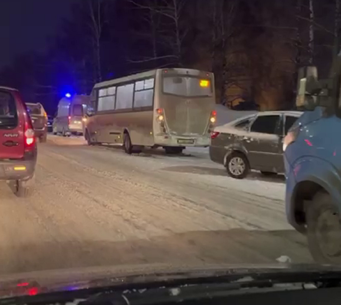 Авария на выезде из Чебоксар: столкнулись автобус и легковушка