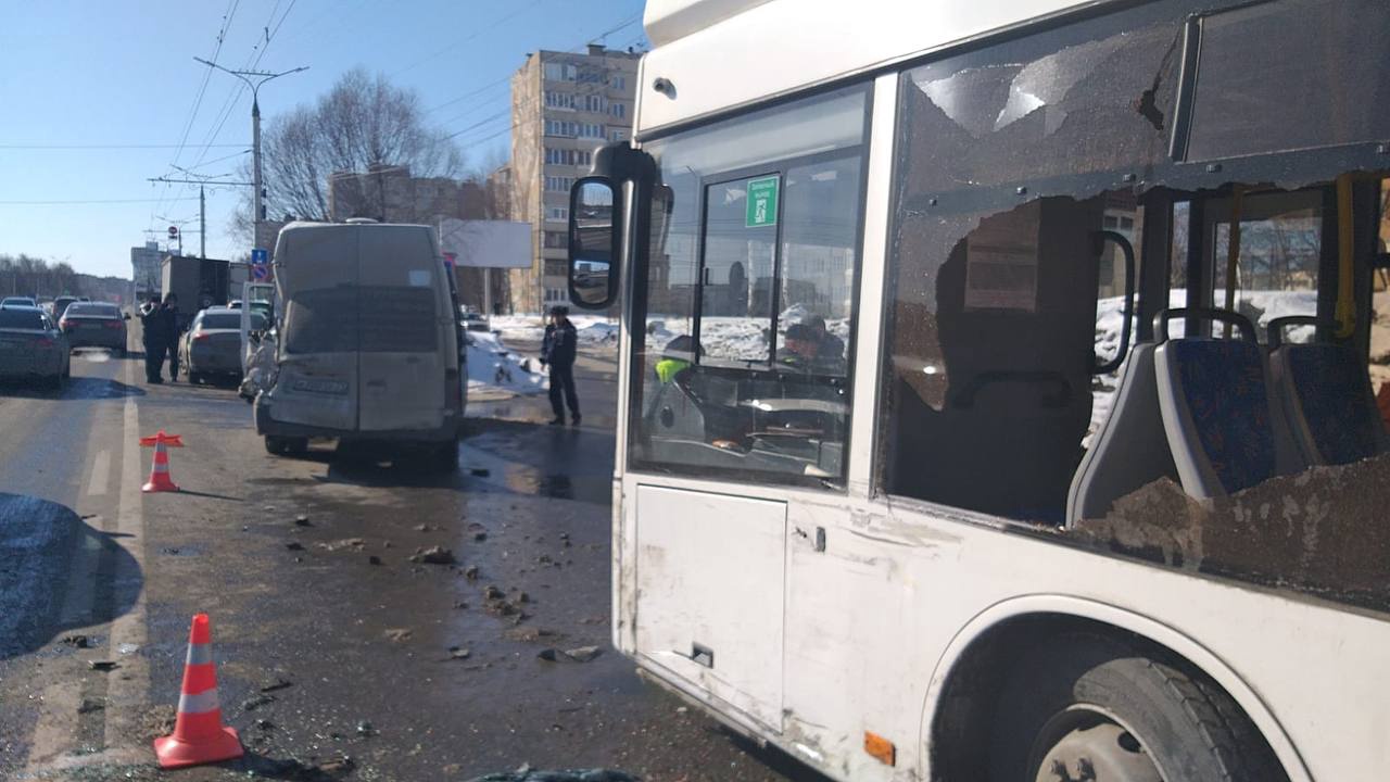 В Чебоксарах столкнулись троллейбус, маршрутка и грузовик