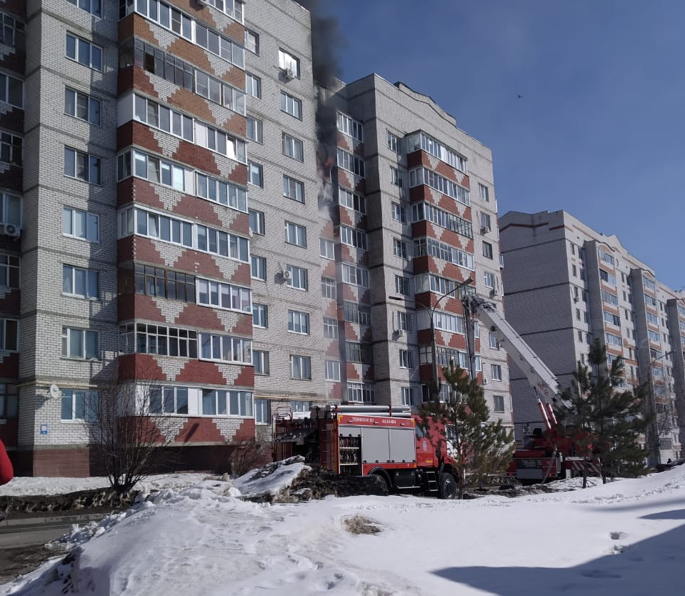 В Новочебоксарске горят две квартиры: "Огонь перекинулся на квартиру соседей сверху"