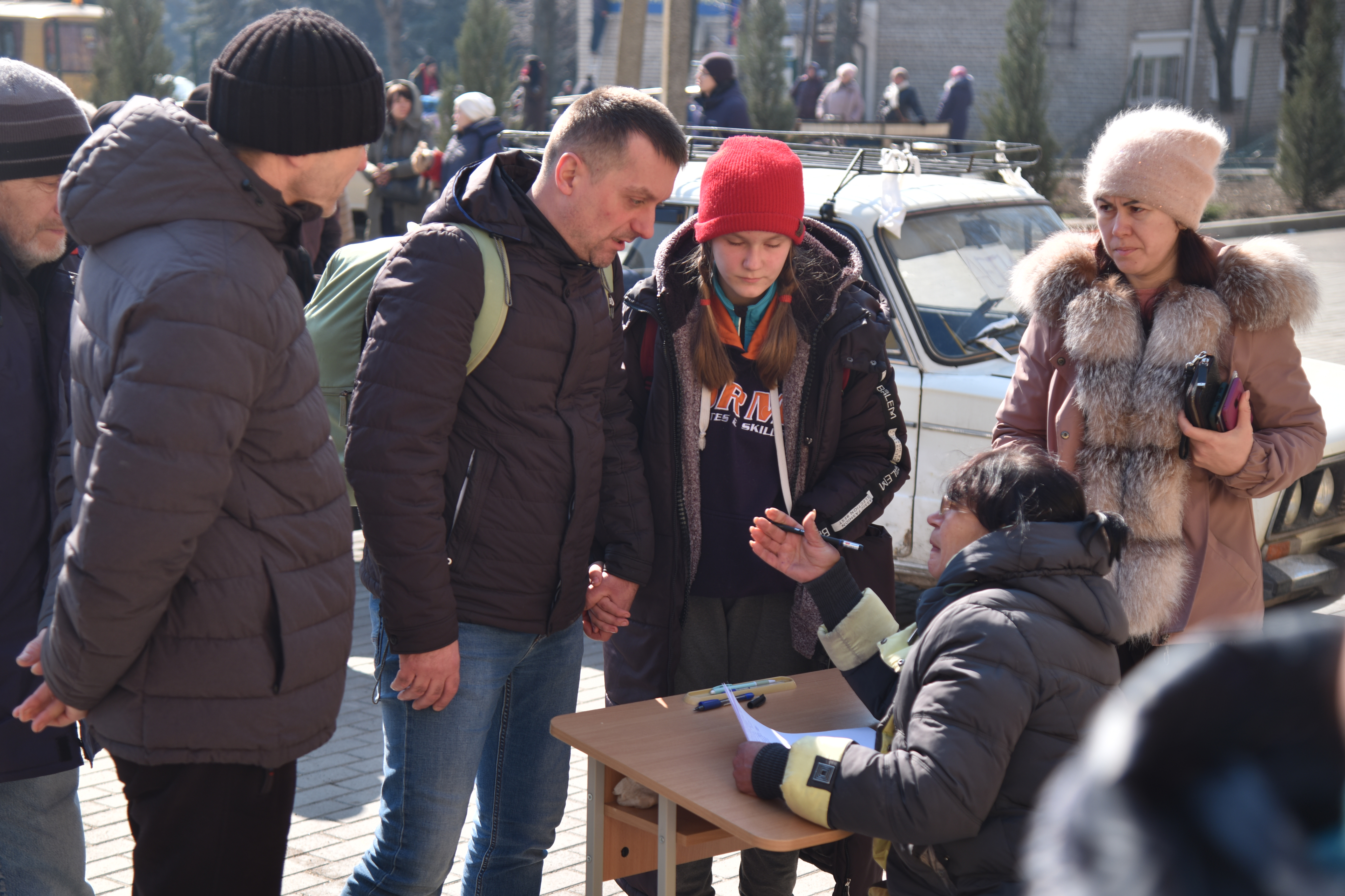 Последние новости. Жители России. Раздача ГУМ помощи в Мариуполе. Гуманитарный центр Единой России в Мариуполе. Мариуполь Единая Россия центр.