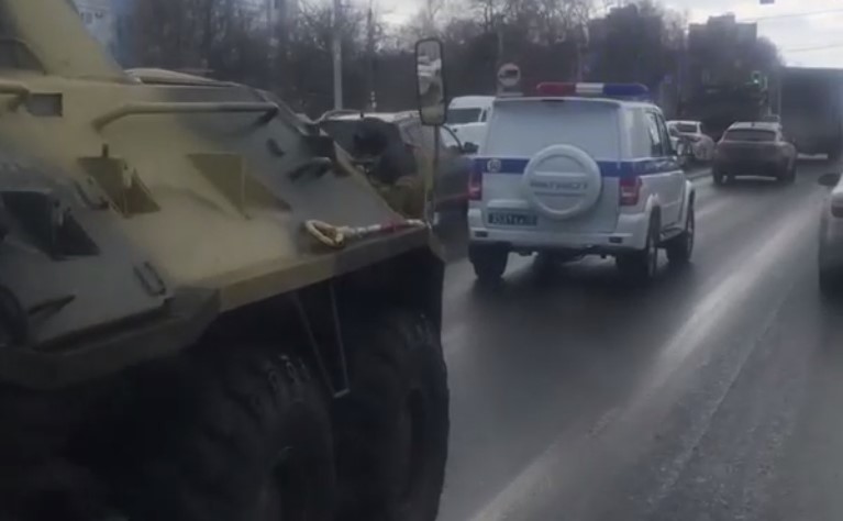 В Чебоксарах по проспекту Яковлева проехал БТР в сопровождении военной полиции