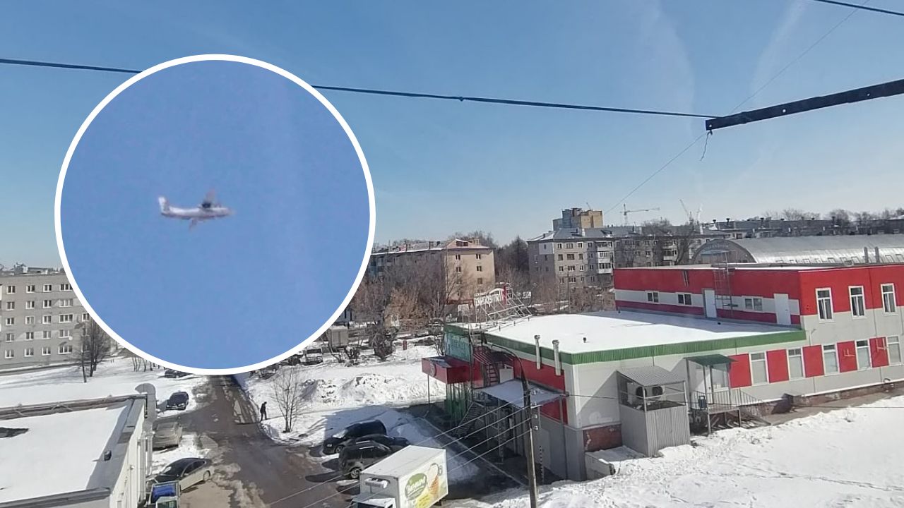 Что пролетело над хабаровском. Самолет пролетел украинский. Самолёт пролетел 2520. Самолеты пролетели над Железногорском около 8 школы. Самолет взлетает из взрыва.