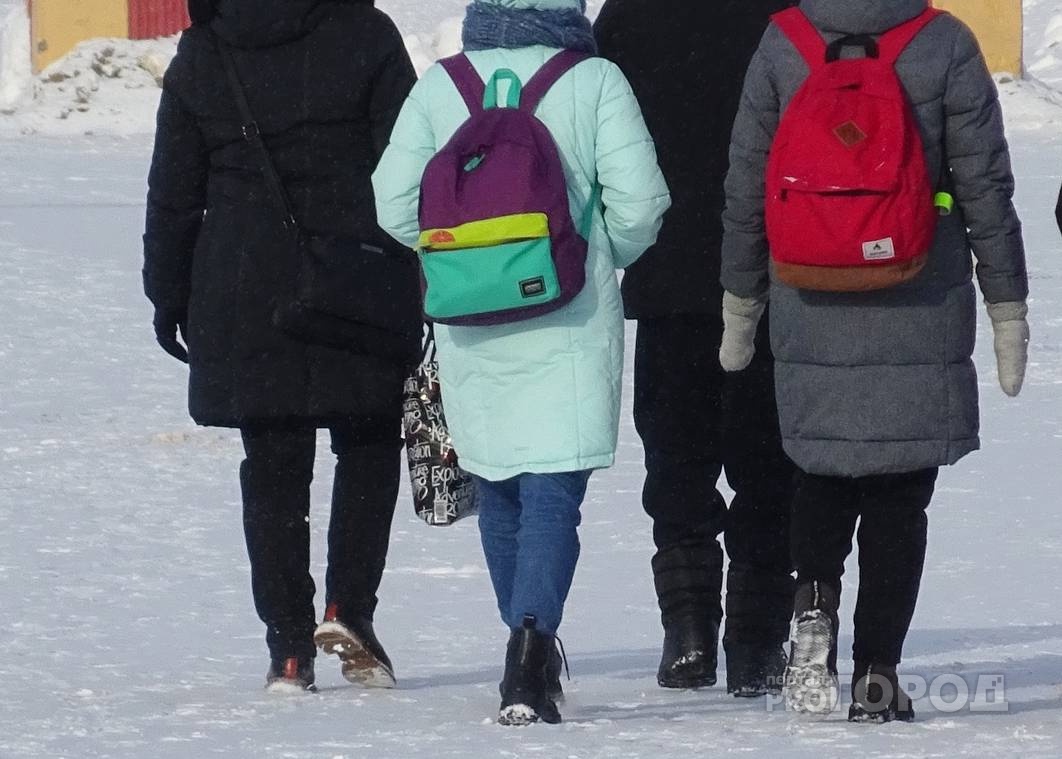 На уроке ОБЖ у ученицы застрял палец в автомате