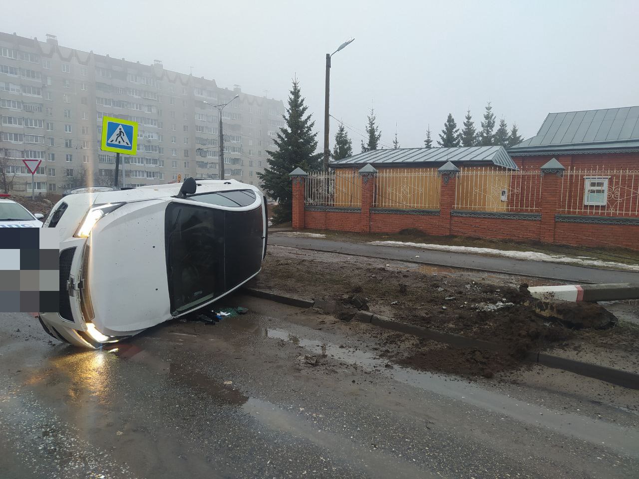 Из-за пьяного водителя в Чебоксарах перевернулась легковушка 