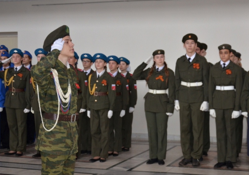 Еженедельно занятия в школах Чувашии будут начинать с церемонии подъема флага под гимн РФ
