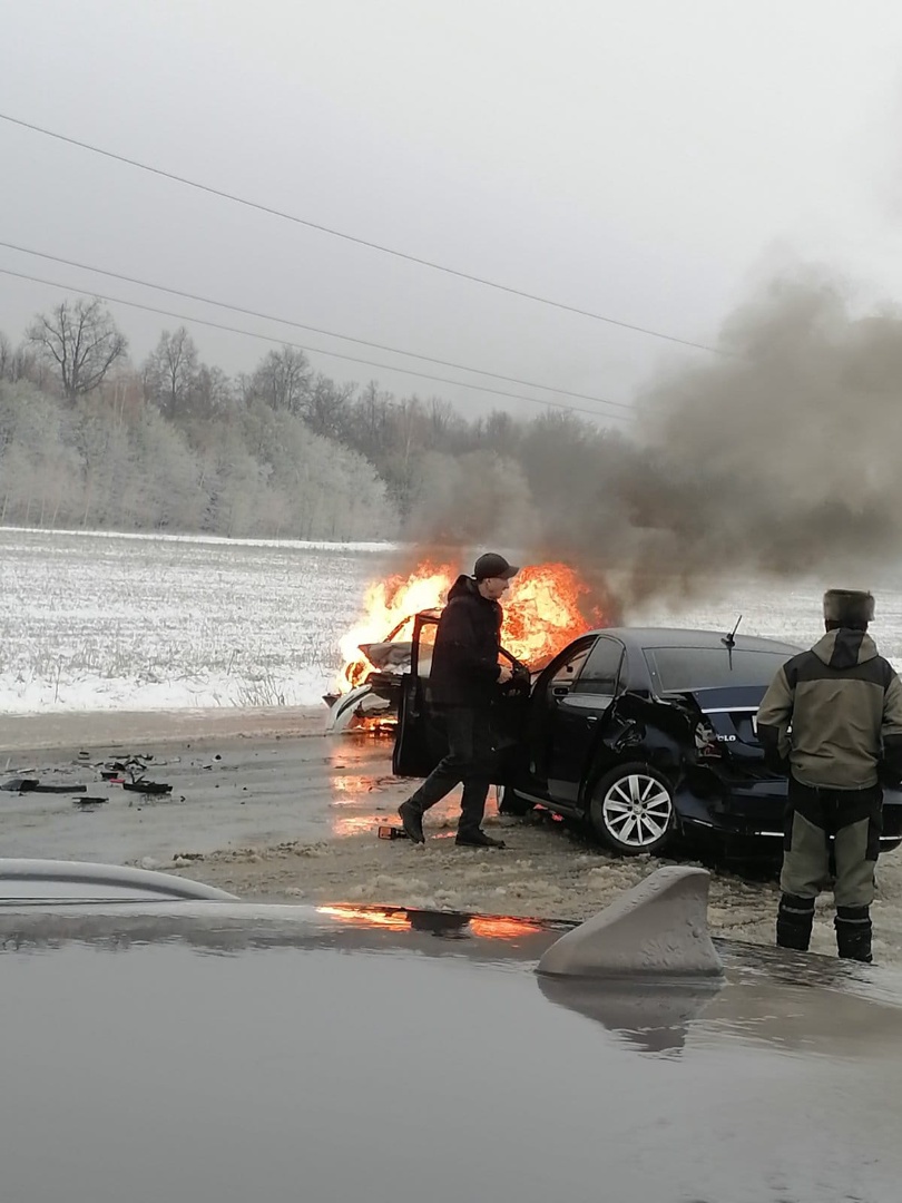 В Чувашии столкнулись три автомобиля, "Лада" сгорела полностью