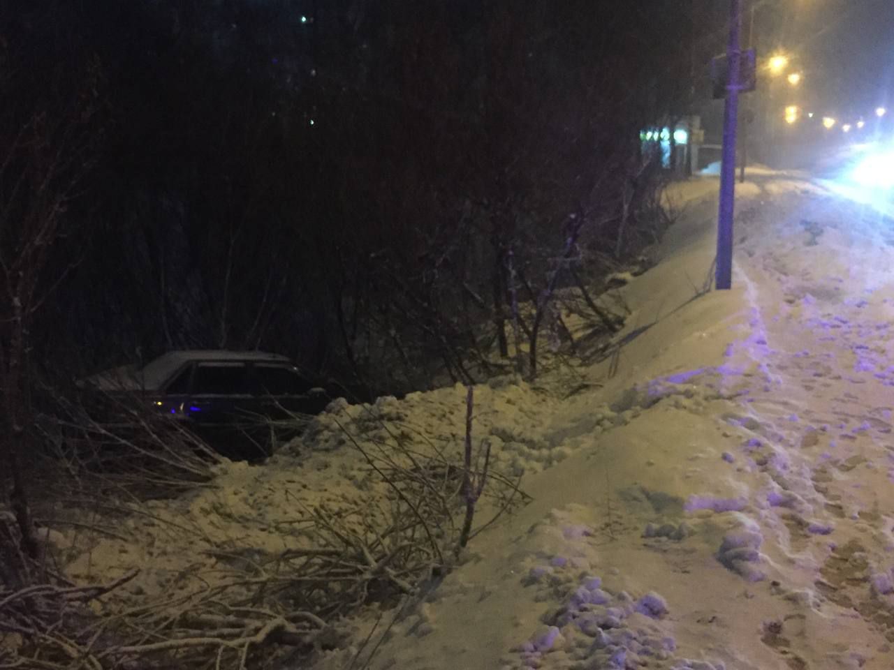 В Чебоксарах с заснеженной дороге "Вольво" слетела в кювет: пострадал человек