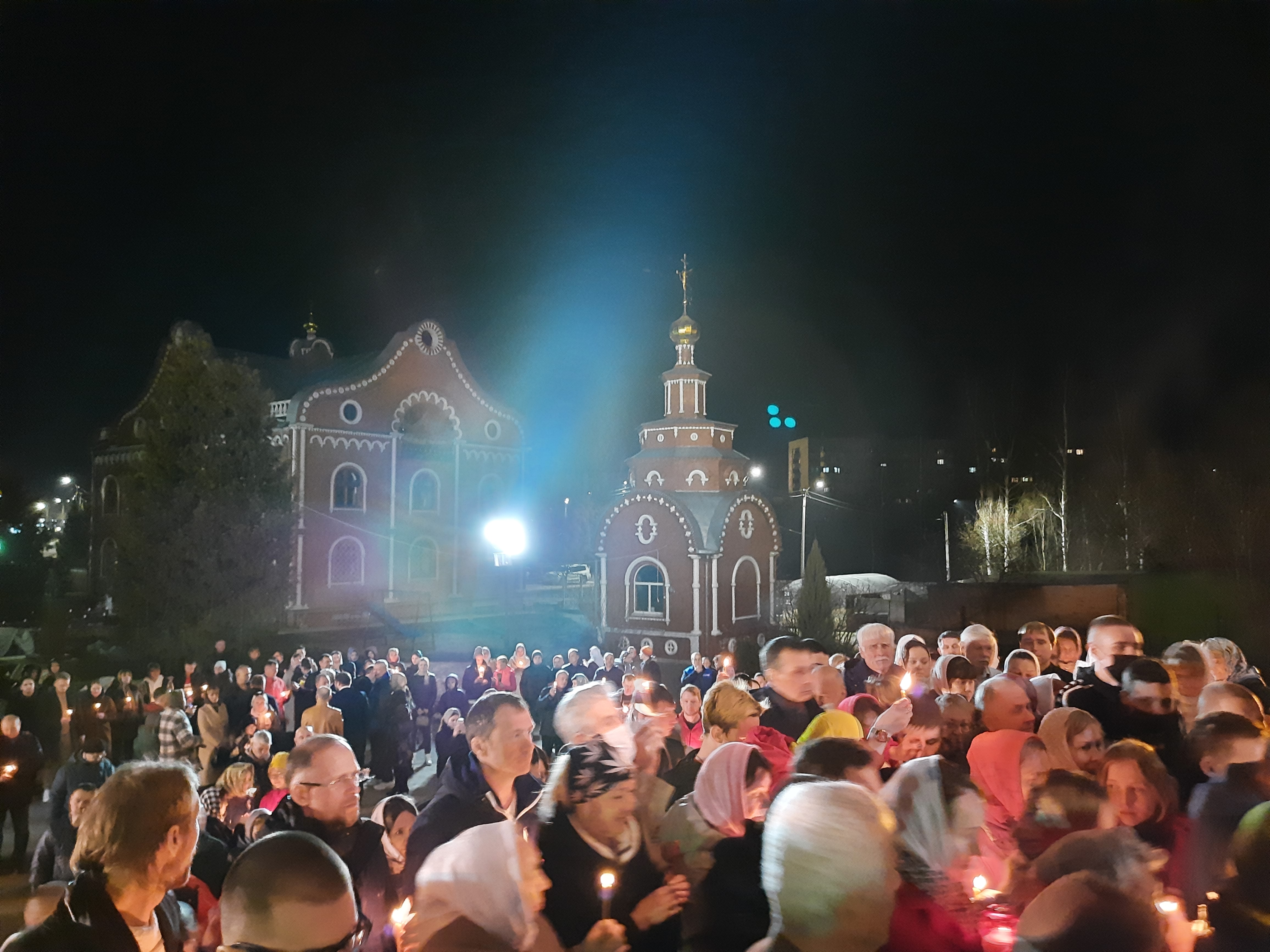 Сотни новочебоксарцев пришли отпраздновать Пасху в Собор князя Владимира