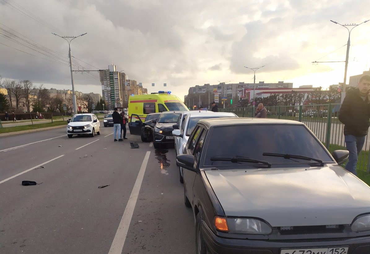 В Чебоксарах нетрезвый водитель влетел в стоящие на перекрестке машины