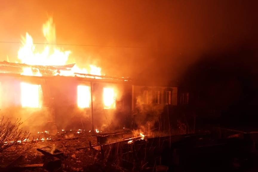 На Первомай в Чувашии загорелись три жилых дома: два удалось спасти