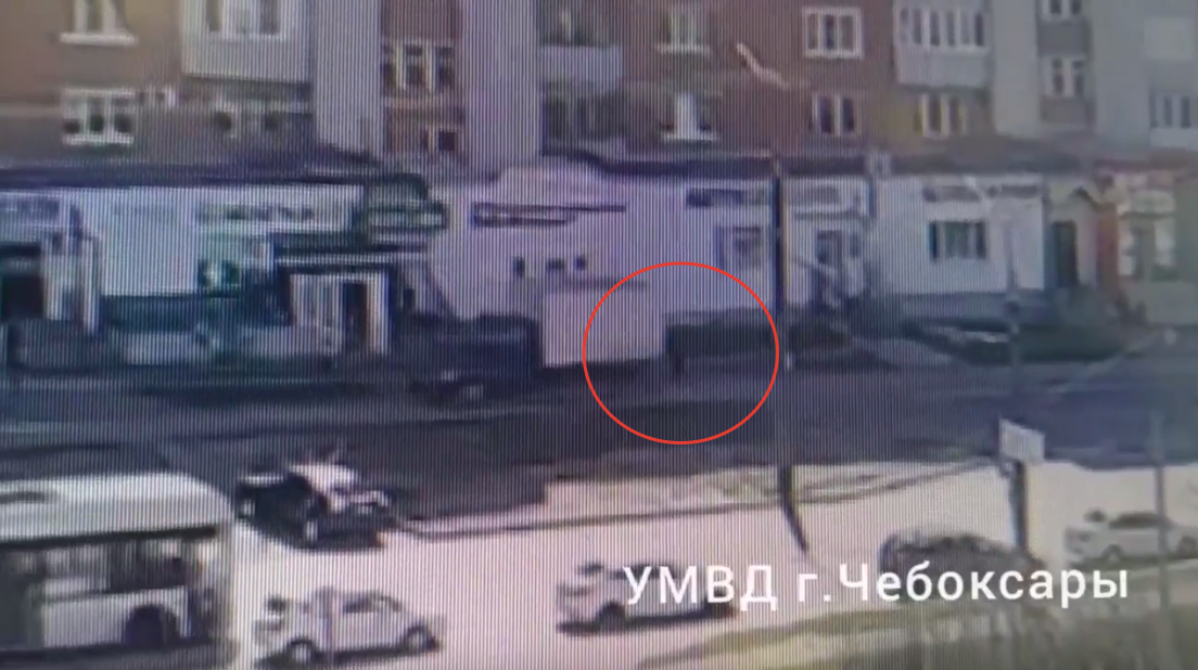 В Чебоксарах водитель ГАЗели ехал по тротуару задним ходом и сбил женщину