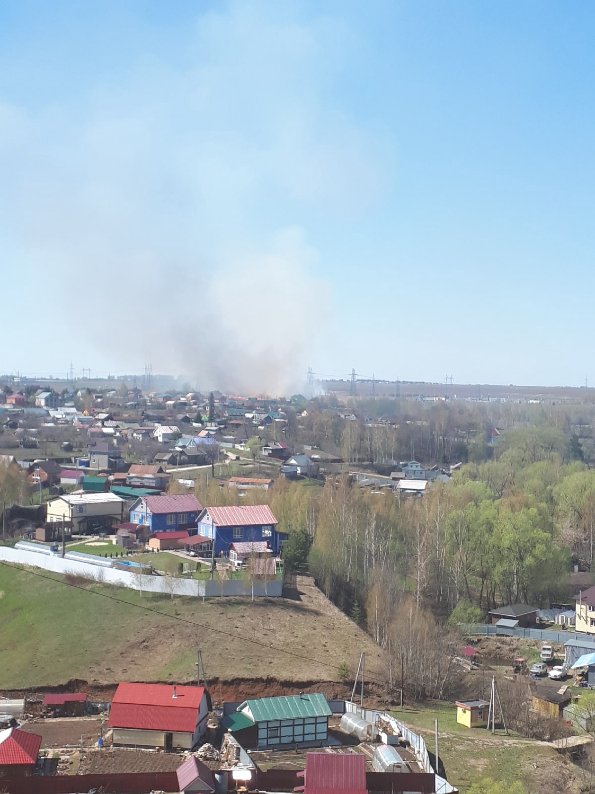 В Чебоксарском районе возле заправки и коттеджей загорелось поле
