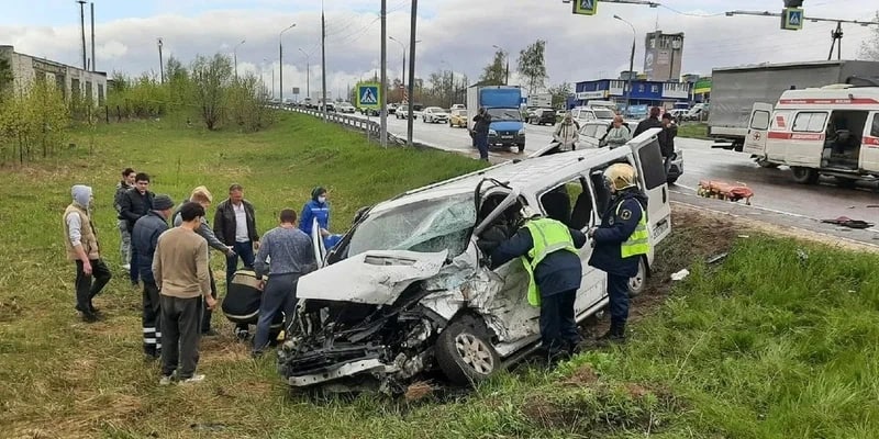 Микроавтобус, ехавший из Москвы в Чебоксары, попал в аварию: пострадали восемь человек
