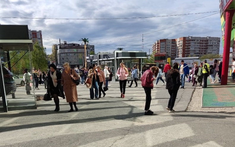 В Чебоксарах в нескольких ТЦ прозвучали звуки сирены: людей вывели на улицу