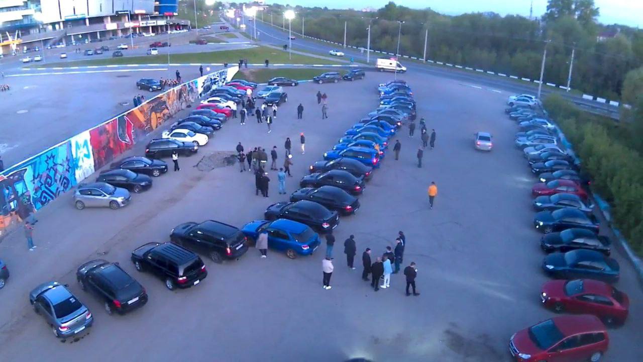 В Чебоксарах больше полусотни владельцев японских машин устроили сходку у ТЦ