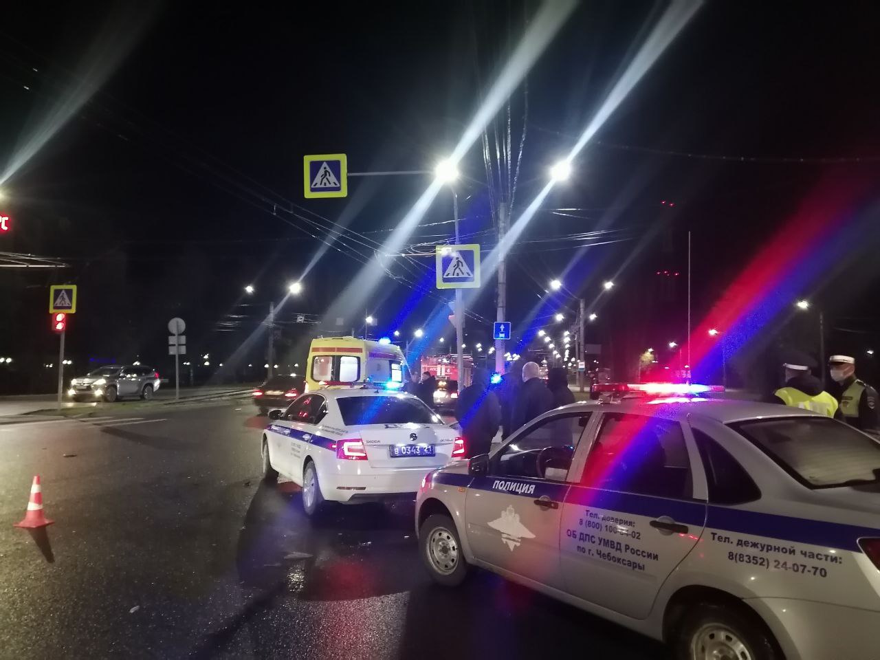 В Чебоксарах машина полиции попала в аварию: ее развернуло и отбросило на пешехода