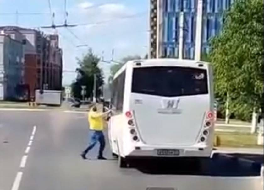 В Новочебоксарске прямо на дороге подрались водители автобуса и легковушки