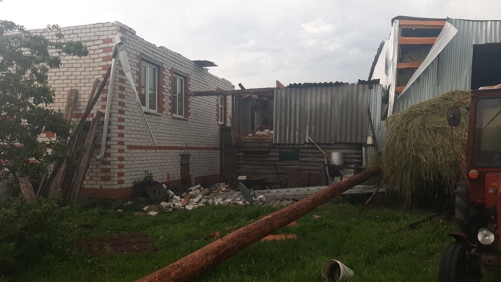 В Чувашии ураган снес крыши домов во всей деревне
