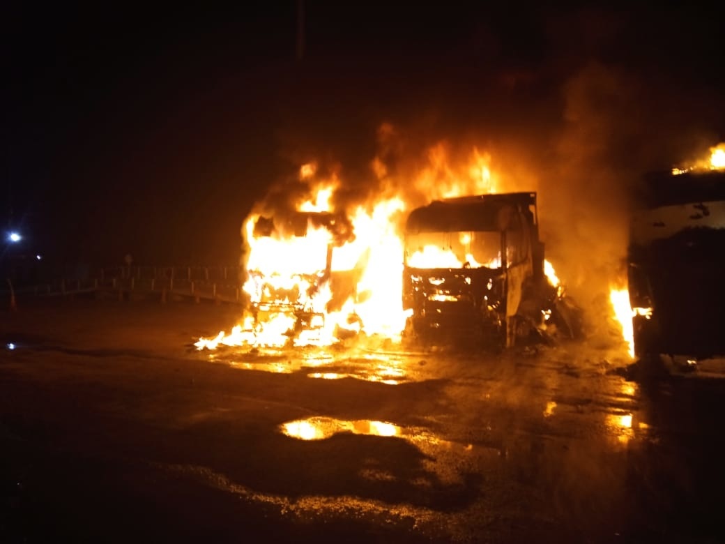 В Шумерле сгорели три фуры, а в Канаше в пожаре погиб мужчина