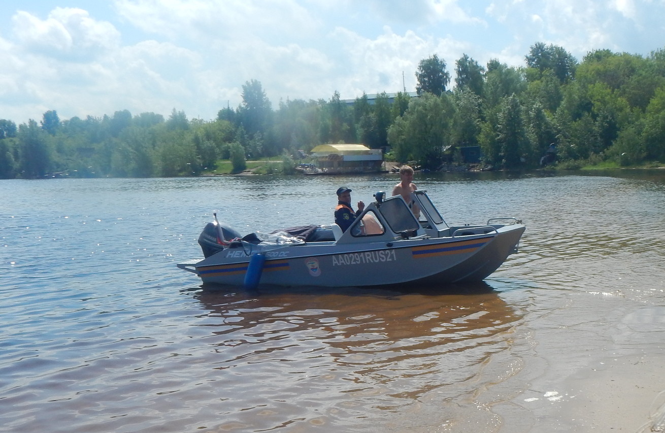 Напротив Афанасьевского пляжа перевернулась лодка с двумя мужчинами