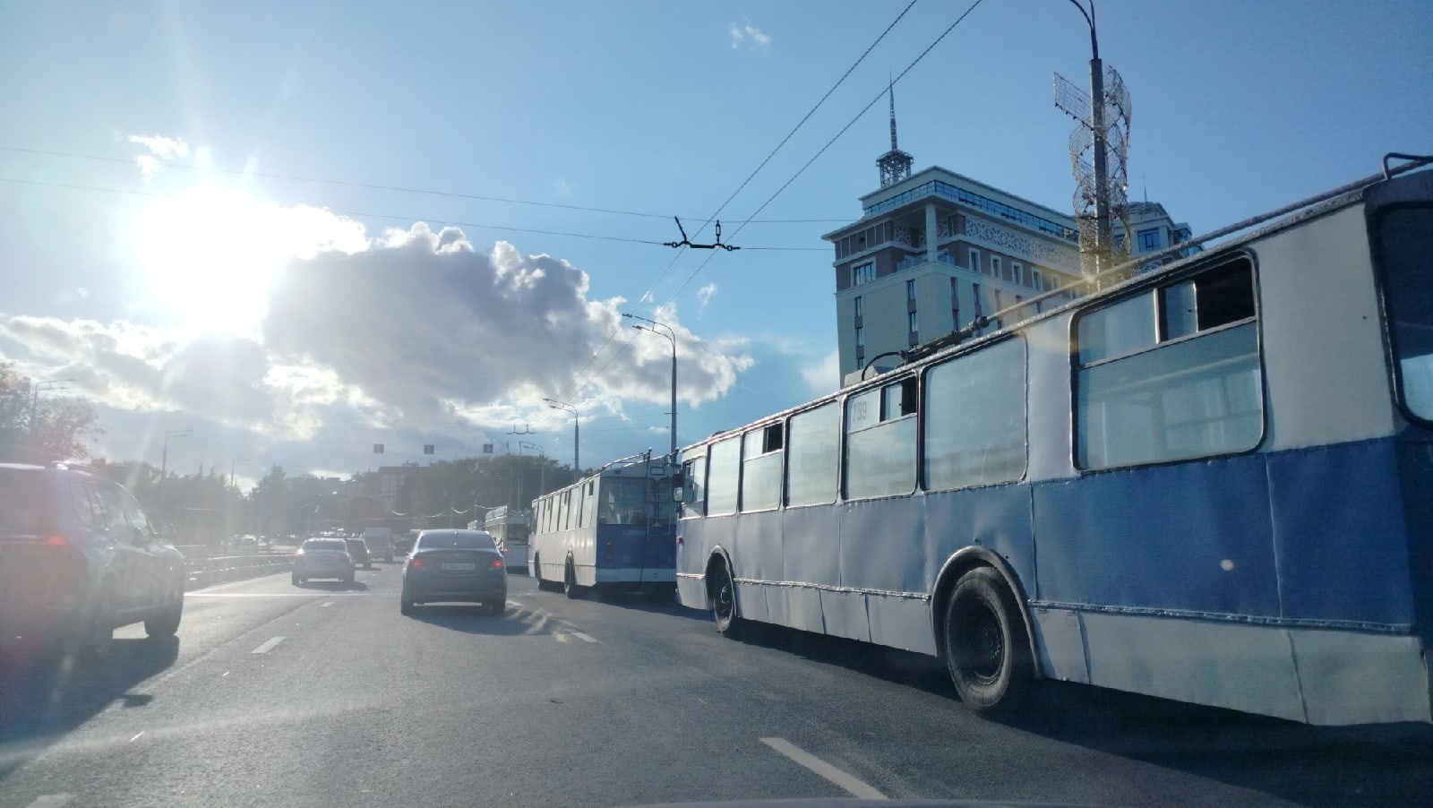 В Чебоксарах на Московском мосту встали троллейбусы