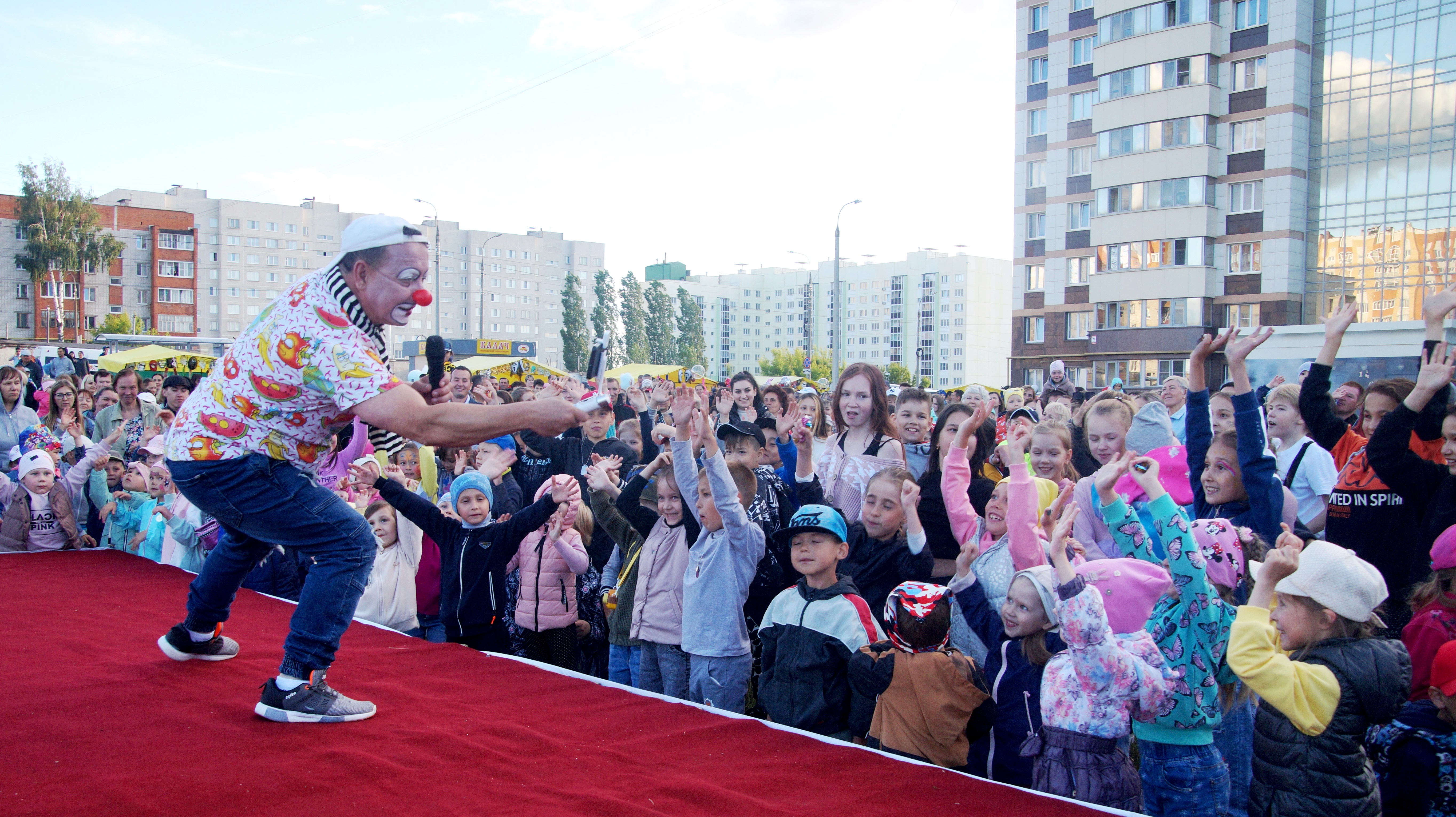 День горов. Городской праздник. Праздник в городе. Праздник день двора масштабный. Массовый спорт.