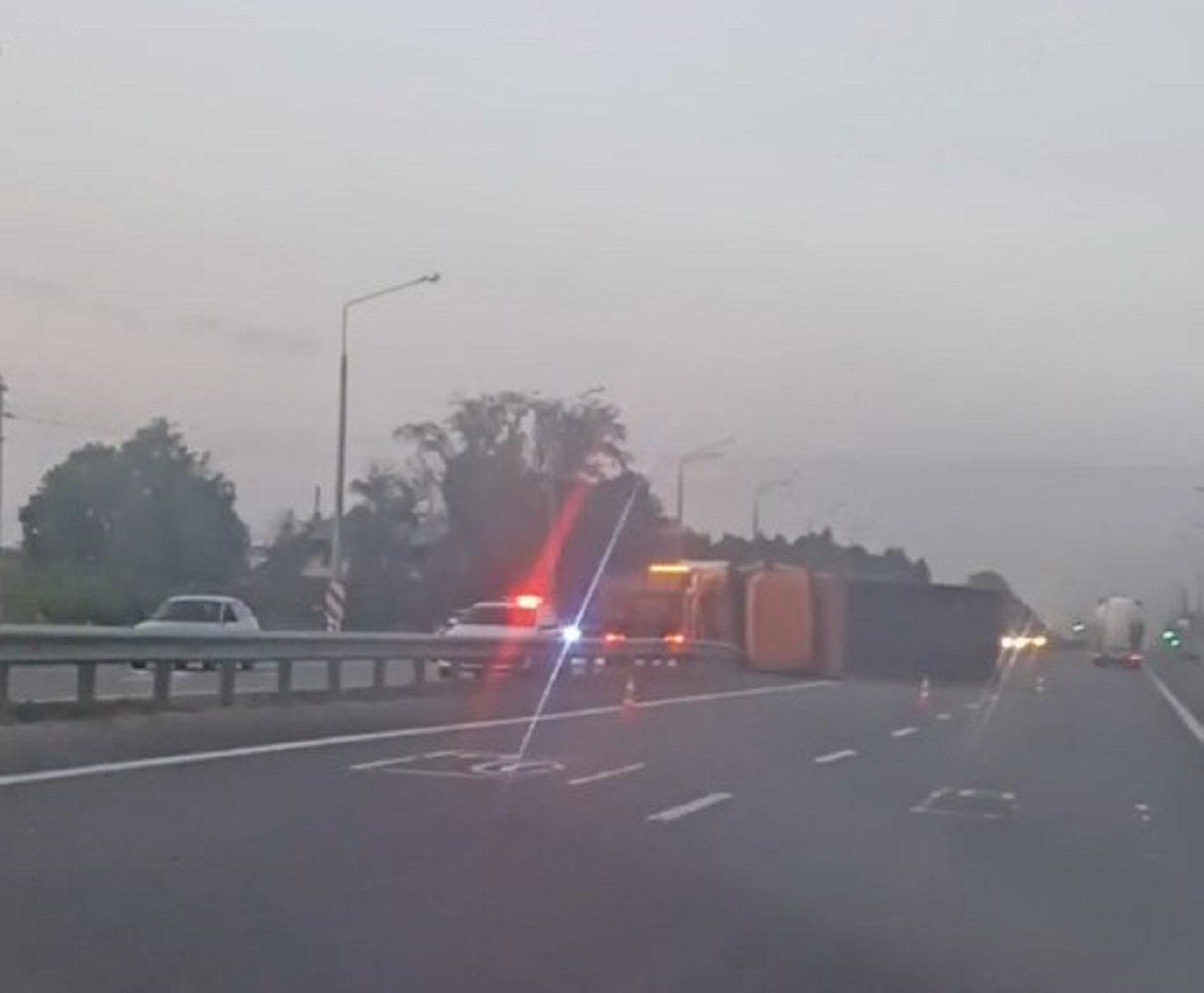 В Чувашии на М7 грузовик снес отбойник и завалился на бок