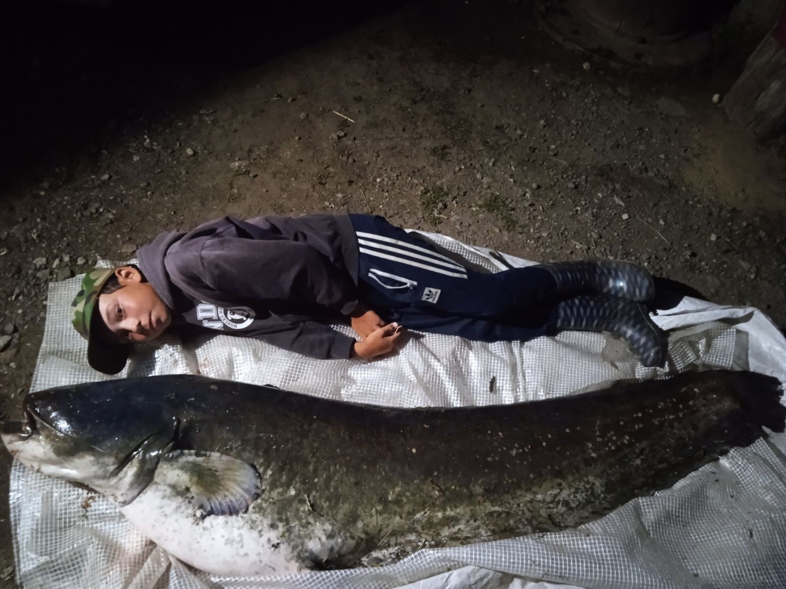 Школьник из Чувашии поймал сома больше своего роста: рыба весит более 50 килограммов
