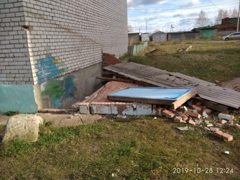 Жительница Чувашии упала в подвал: обрушились стена и крыша спуска
