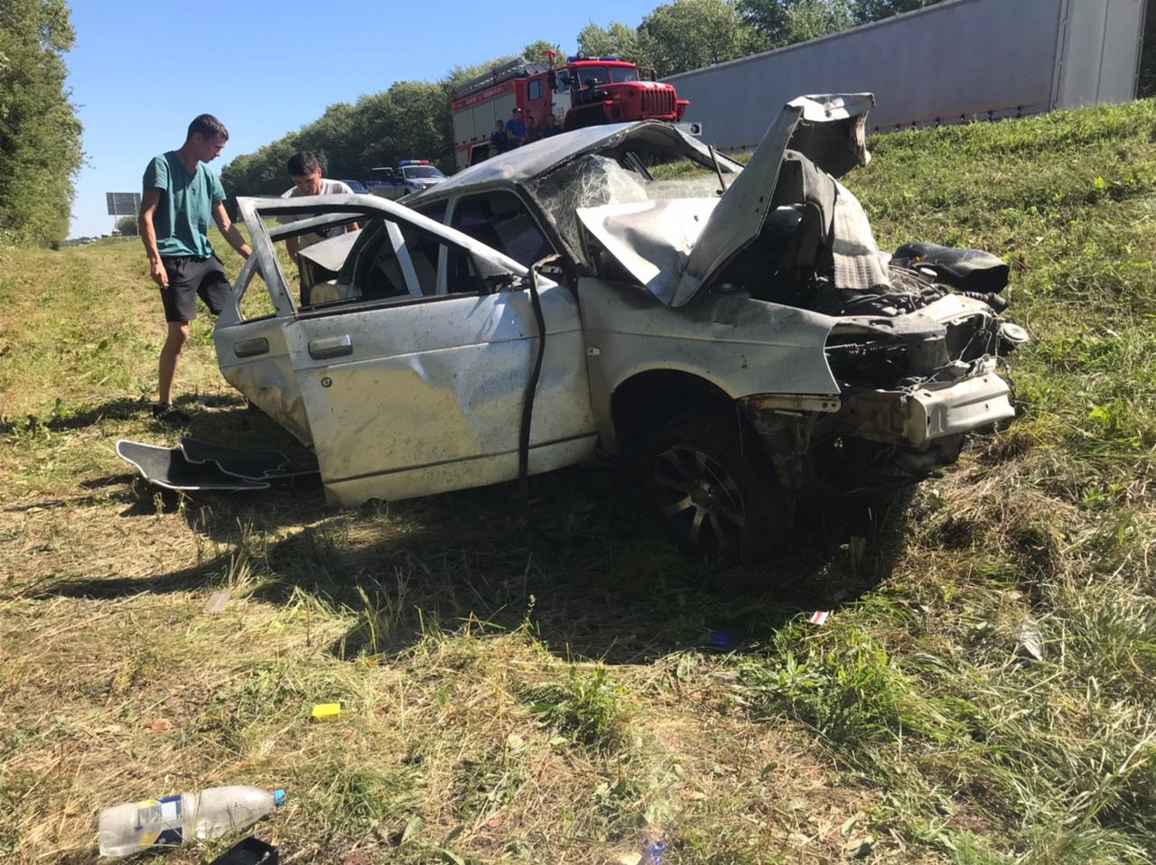 На трассе М-7 в Чувашии водитель BMW резко затормозил: в результате Lada улетела в кювет