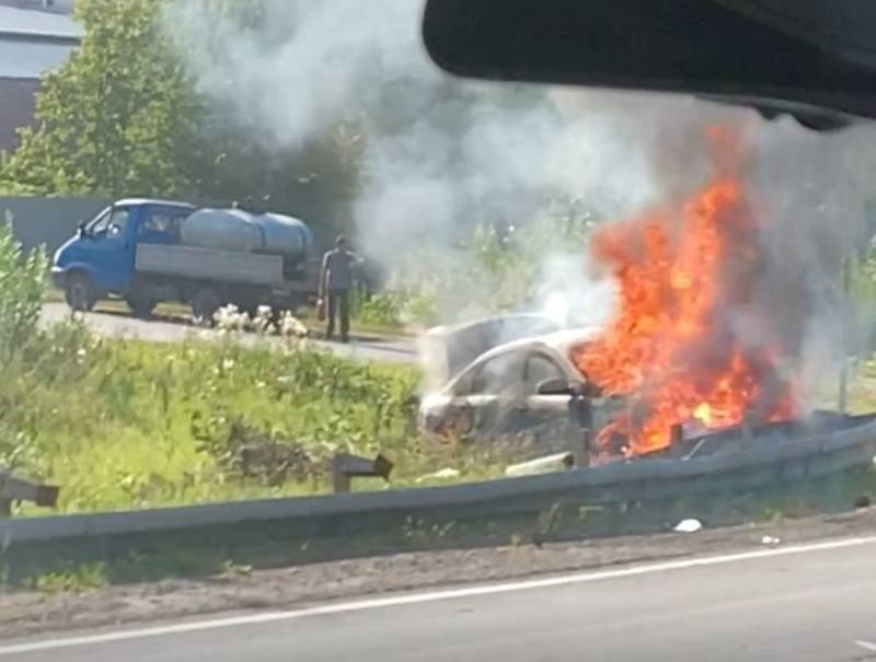 Утром около трассы в Чебоксарском районе вспыхнула легковушка