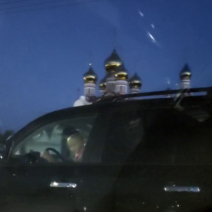 В Чебоксарах водитель Land Cruiser ездил с ребенком на руках: "Возле храма перекрестился"