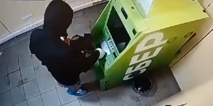 В Чебоксарах мужчина не смог платить кредиты и решил вскрыть банкомат