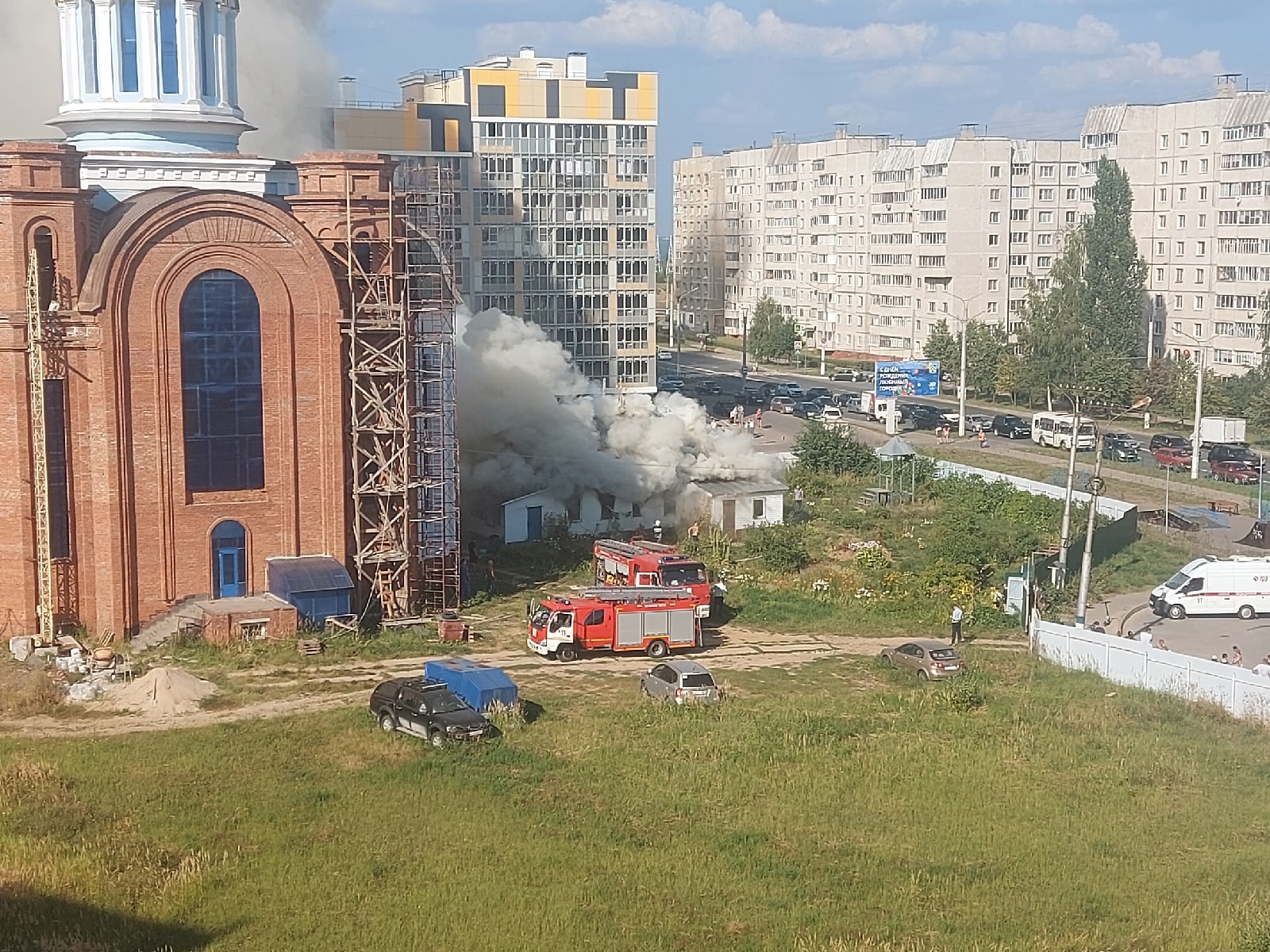 Рядом с храмом в Новочебоксарске горит здание