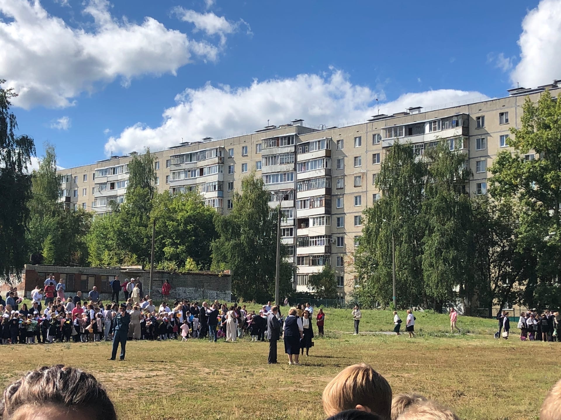 В нескольких чебоксарских школах прервали линейки и эвакуировали школьников