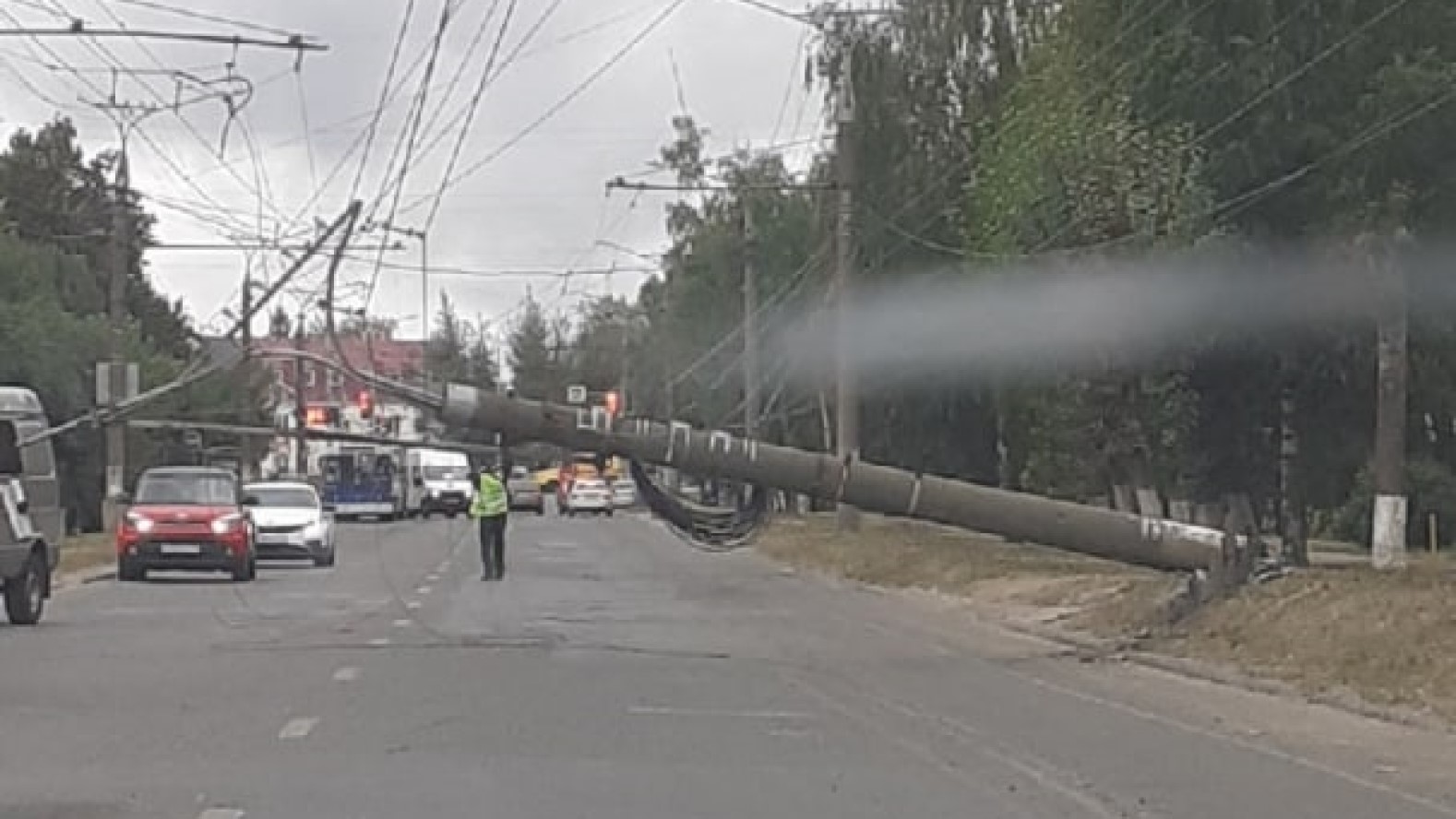 Упавшая колонна. Упал столб во владимире. Упал столб во владимире. Кольский проспект 154 мурманск. Сочи упал столб на машину 22.