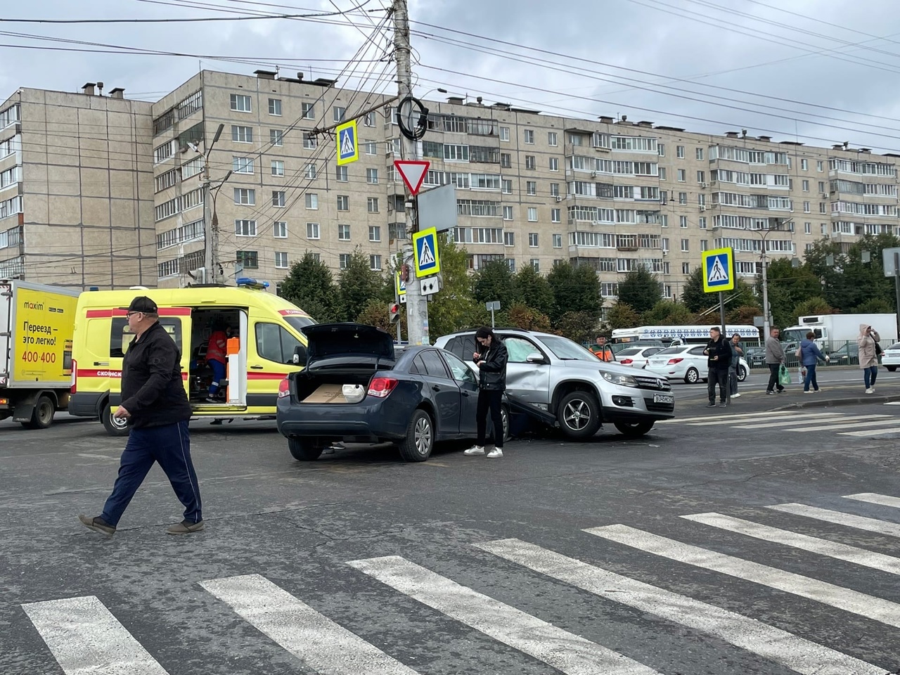 В Чебоксарах столкнулись две легковушки 