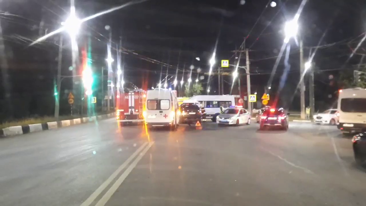 В Чебоксарах в маршрутку врезался BMW X5: пострадали три пассажира