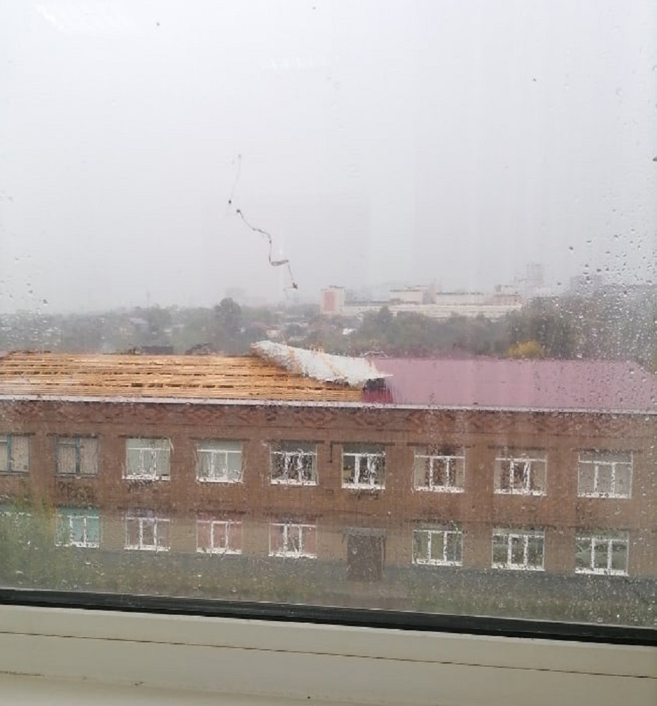 Во время урагана ветер снес крышу чебоксарского колледжа