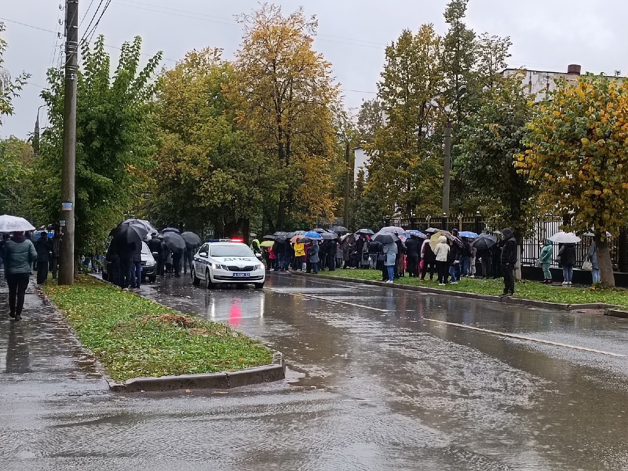 В Чебоксарах сотни горожан провожают мобилизованных мужчин