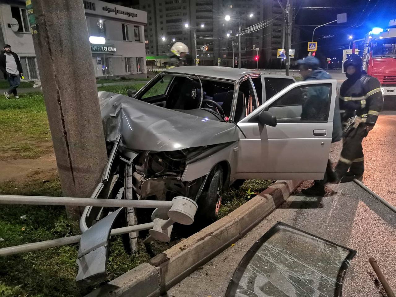 В Чебоксарах водитель разбил "двенашку" о столб и сбежал с места ДТП