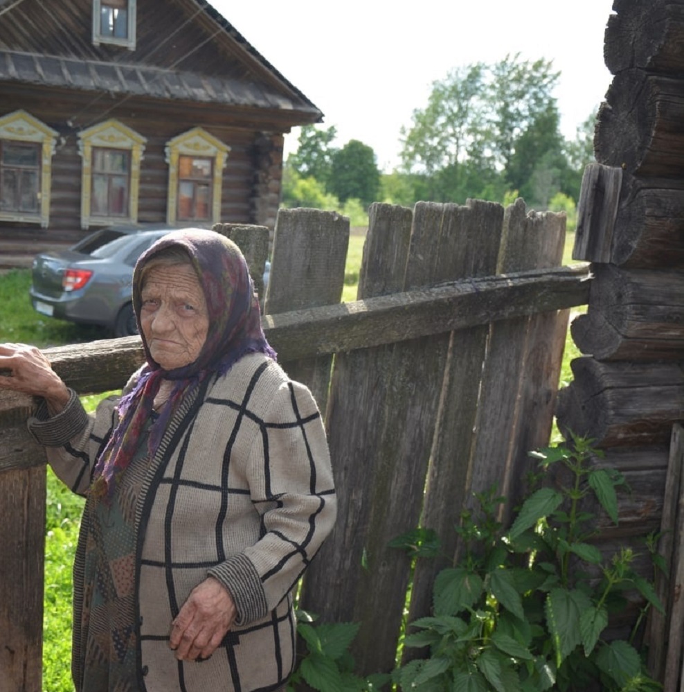 В Чувашии одинокой бабушке, которая греется с козами, помогают едой